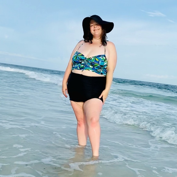 Meet your POSH BESTIE, Katie!😘 - Picture 7 of 8